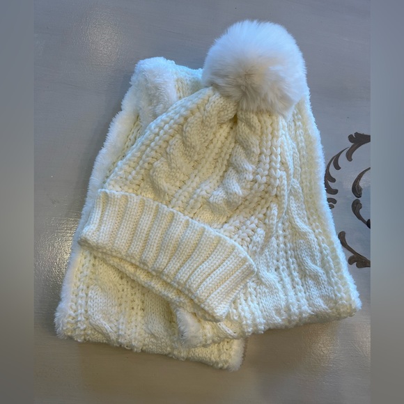 WINTER WHITE Infinity Scarf Hat Set NWT - Picture 3 of 9